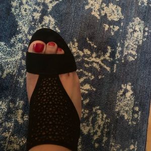 Velvet, 3+in pump. Size 7. GORGEOUS!